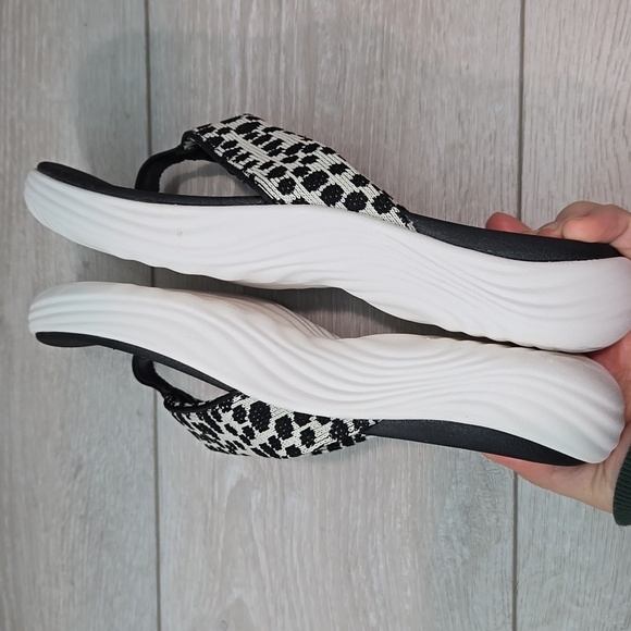 Cloudsteppers By Clarks Women Comforty Black& White Flip Flops Sandals Shoes 7M - Picture 9 of 10